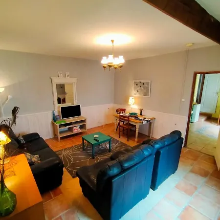 Domaine Jasmin, 6 Typiquement Charentais Avec Piscines Holiday home Bellon